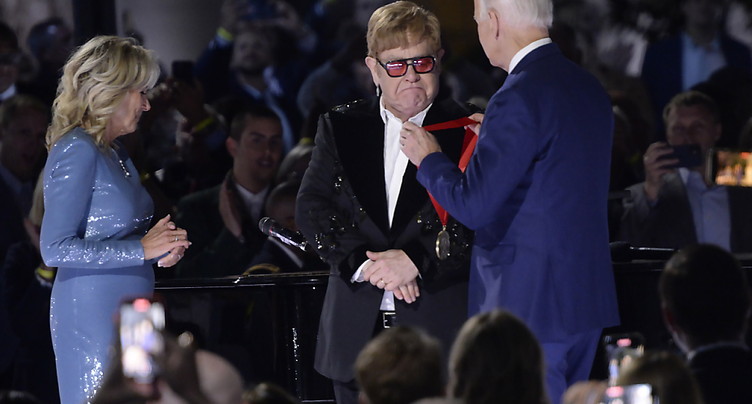 Elton John, chanteur prisé de Trump, fêté par Biden