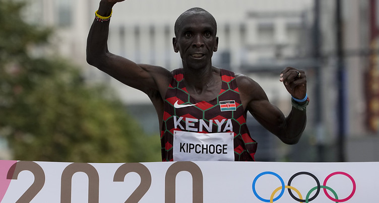 Eliud Kipchoge porte son record du monde à 2h01'09''
