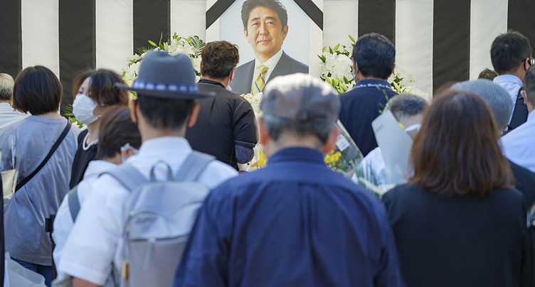 Recueillement et contestation aux funérailles nationales d'Abe