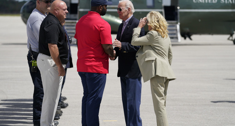 Biden arrive en Floride, meurtrie par l'ouragan Ian