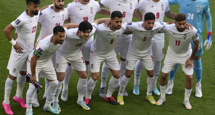 Les joueurs iraniens chantent leur hymne national