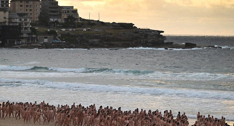 2500 personnes posent nues sur la plage contre le cancer de la peau