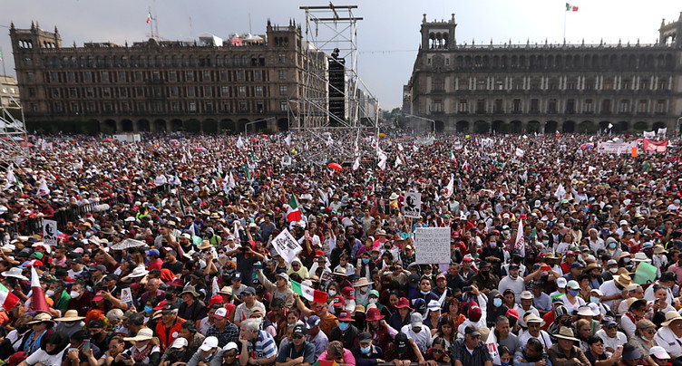 Marée humaine au Mexique en soutien au président Obrador