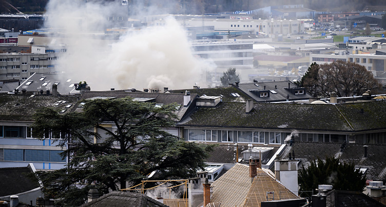 Un feu se déclare sur le toit d'un immeuble en ville de Sion
