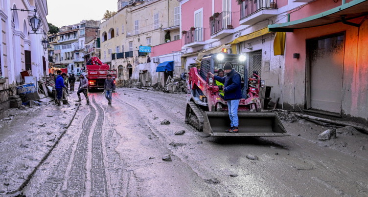 Le bilan du glissement de terrain à Ischia grimpe à 11 morts