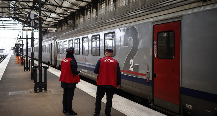 Les voyageurs français face à la grève des contrôleurs
