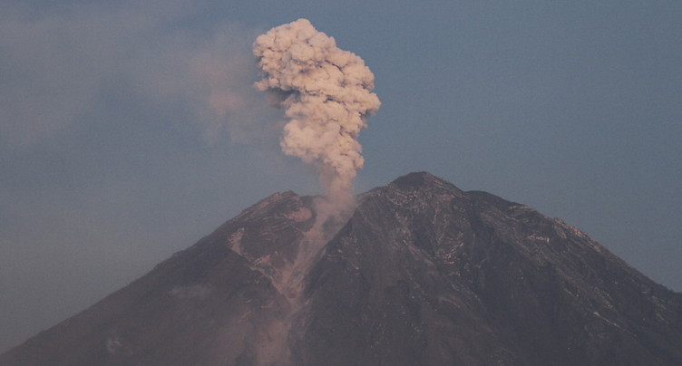 Les évacuations se poursuivent après l'éruption du volcan Semeru