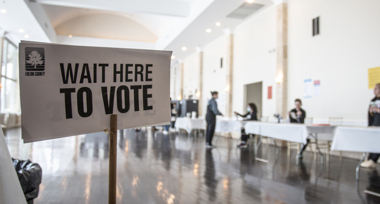 Les bureaux de vote ont fermé en Géorgie, élection test pour Biden