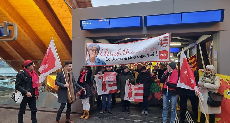 Les supporters d'Elisabeth Baume-Schneider débarquent à Berne