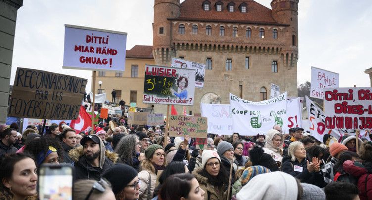 Au moins 3000 fonctionnaires manifestent dans les rues de Lausanne