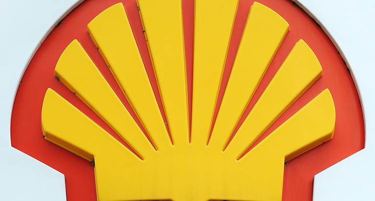 Des militants de Greenpeace abordent un navire de Shell