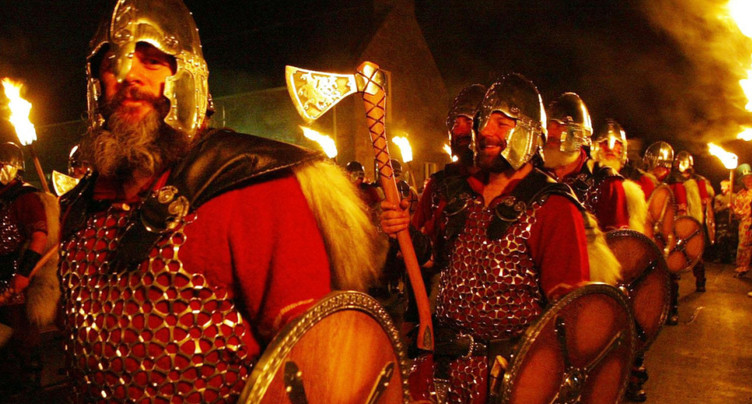 Les femmes autorisées au très masculin festival des Vikings