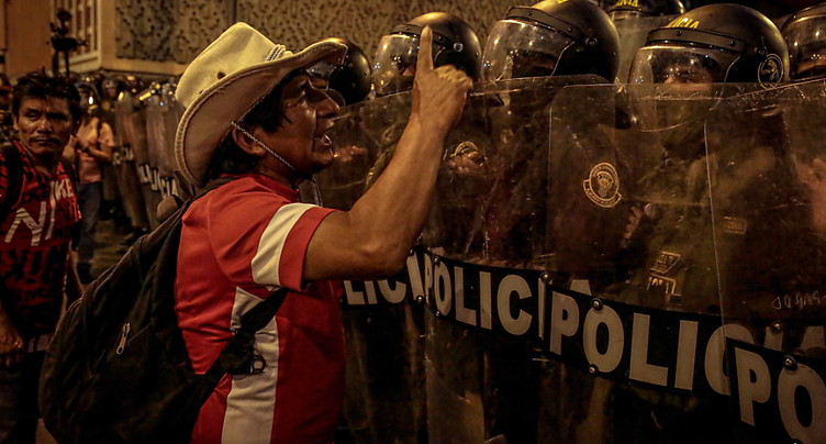 Des milliers de protestataires manifestent à Lima