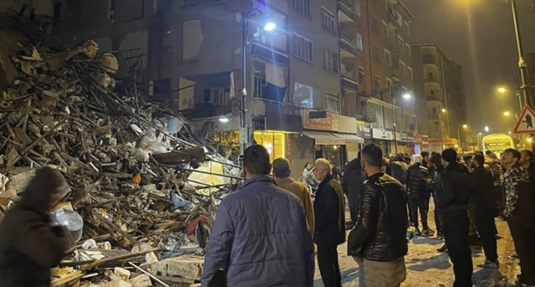 Un séisme de magnitude 7,8 fait près de 240 morts