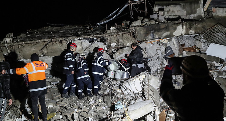 Le bilan du séisme en Turquie et en Syrie dépasse les 4300 morts