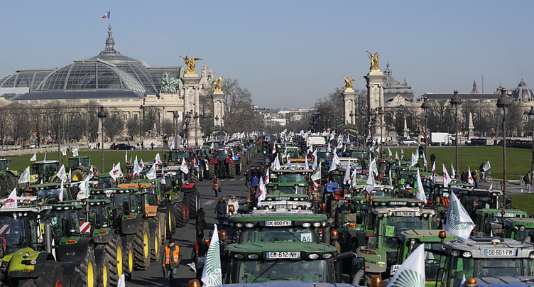 Des centaines de tracteurs au coeur de Paris