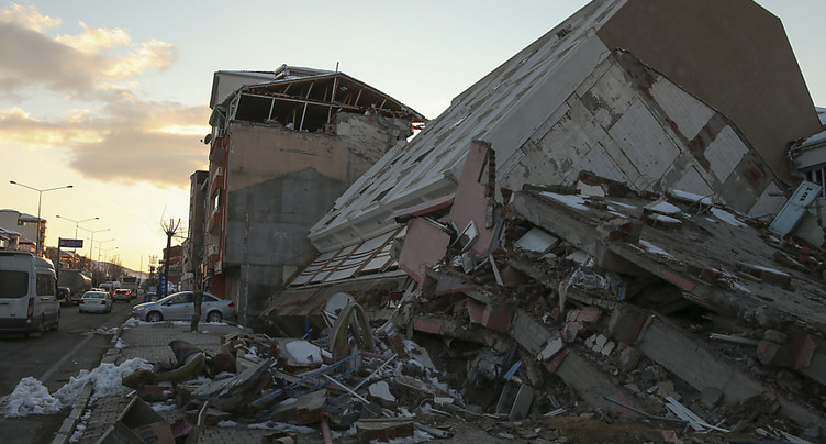 Le bilan du séisme en Turquie et en Syrie dépasse les 15'000 morts