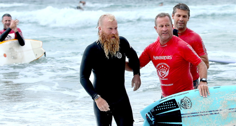 Un Australien bat le record de la plus longue session de surf