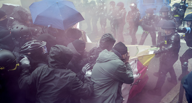 Gaz lacrymogène contre des manifestants opposés à l'UDC à Genève