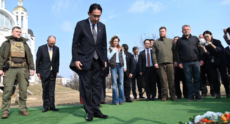 Le Premier ministre japonais à Boutcha, visite « historique »