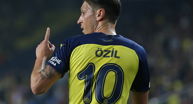 Mesut Özil tire sa révérence à 34 ans