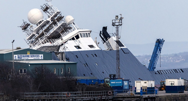 Un navire partiellement renversé par le vent à Edimbourg