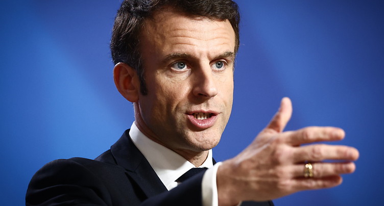 Inflexible, Macron veut « tendre la main » aux syndicats