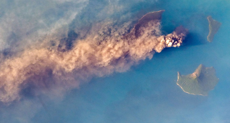 Le volcan Anak Krakatoa entre en éruption et émet un énorme nuage