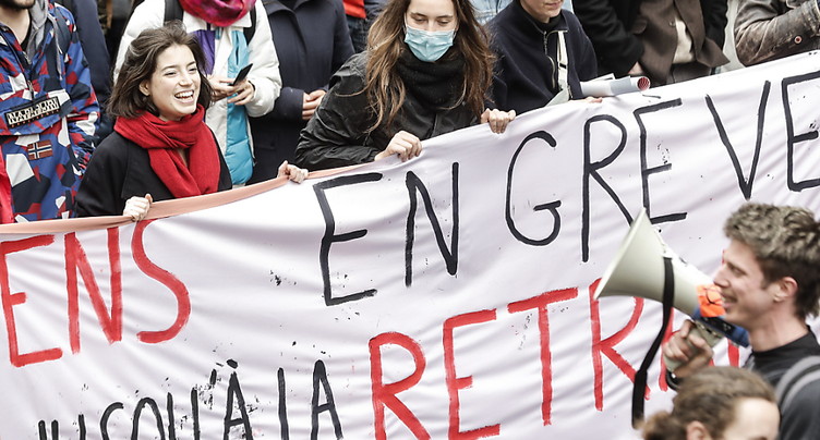 Retraites en France: deux fois moins de manifestants à Paris