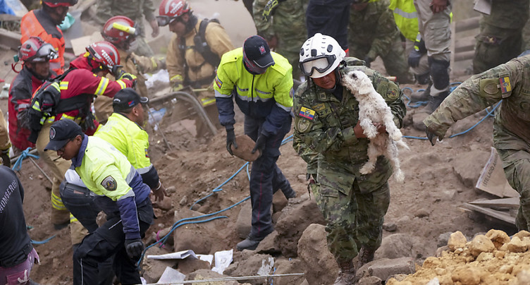Onze morts et 67 disparus après un glissement de terrain