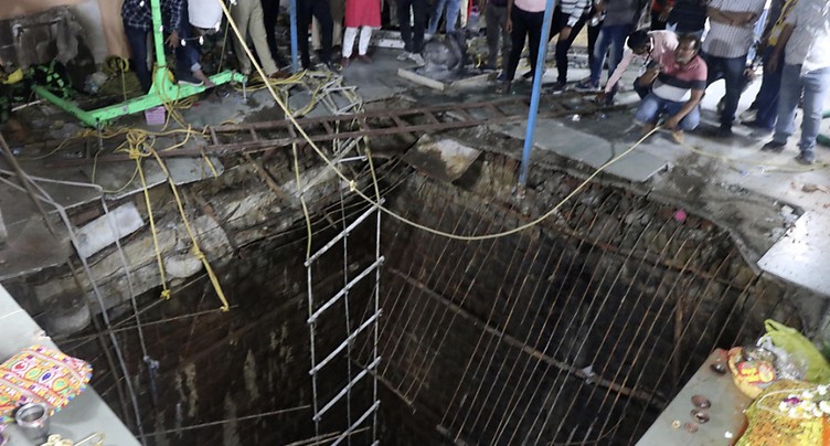 Au moins treize morts dans l'effondrement du plancher d'un temple