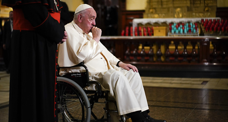 « Je suis encore vivant », plaisante le pape à sa sortie d'hôpital