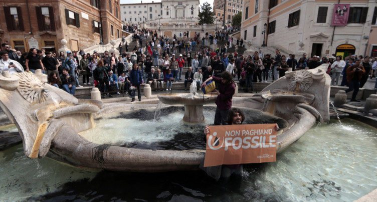 Climat: des militants noircissent l'eau d'une fontaine historique à Rome