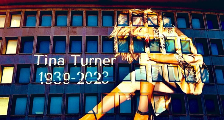 Tina Turner affichée en grand sur l'ambassade américaine à Berne