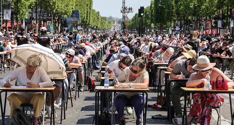 A Paris, les Champs-Elysées transformés en salle de classe