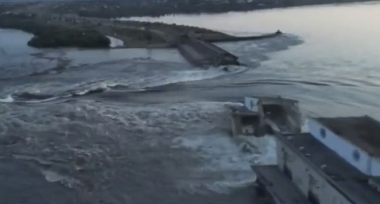 Evacuations massives après la destruction partielle d'un barrage en Ukraine