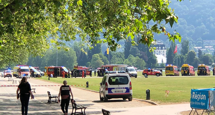 Attaque au couteau à Annecy: sept blessés dont six enfants