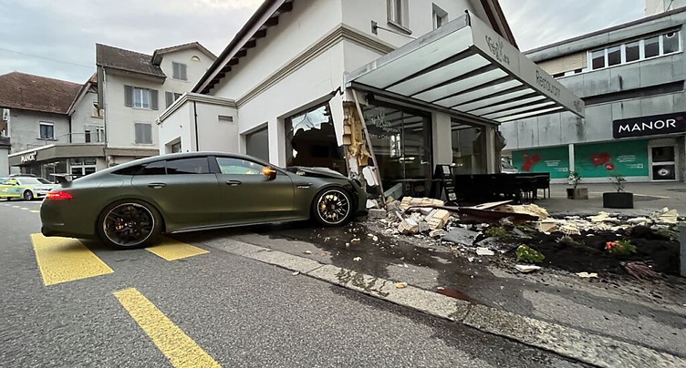Un bolide percute et démolit un restaurant en Argovie