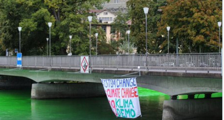 L'Aar colorée en vert par des activistes « pro-climat »