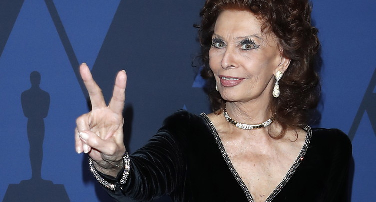 Chute et opération de la hanche: Sophia Loren en convalescence