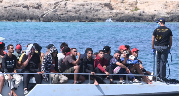 Des migrants sauvés après un feu à bord d'un ferry en Sicile