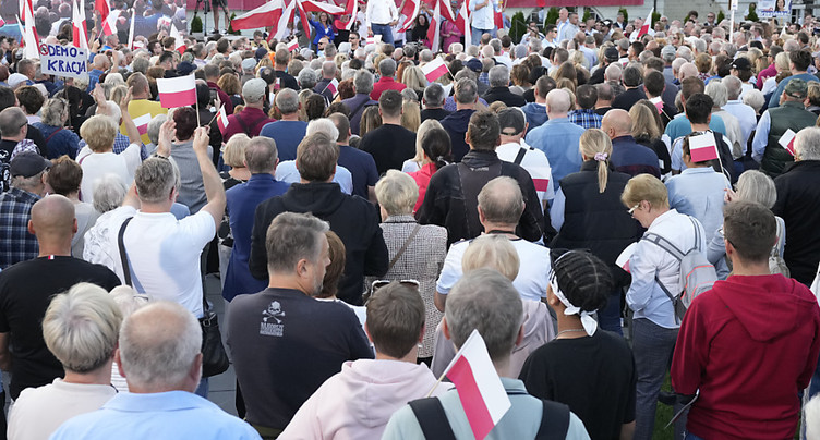 La foule à une marche anti-gouvernementale en Pologne