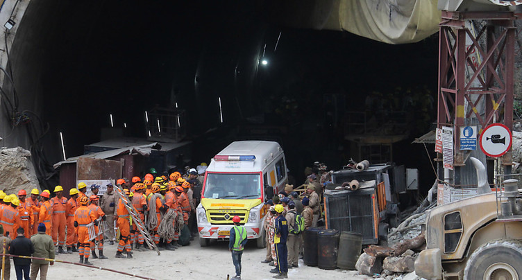 Un premier ouvrier est sorti du tunnel effondré en Inde