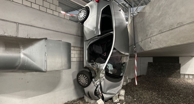 Un véhicule chute d'un étage dans un parking à Bâle-Campagne