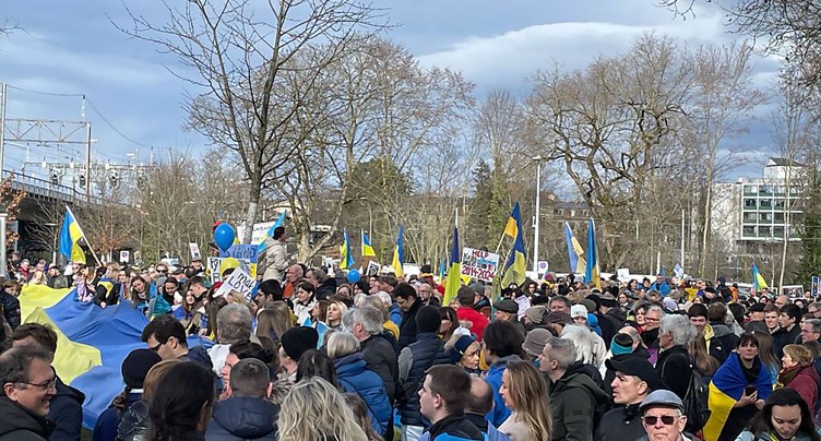 Des milliers de personnes se solidarisent avec l'Ukraine à Berne