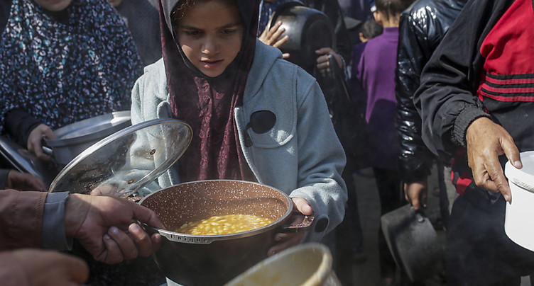 Gaza:des centaines de personnes affamées fuient le nord vers le sud