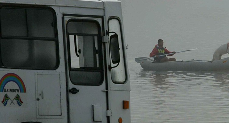 Un bus chute d'un pont, faisant au moins 45 morts