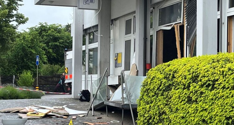 Des voleurs attaquent à l'explosif un bancomat à Laufon
