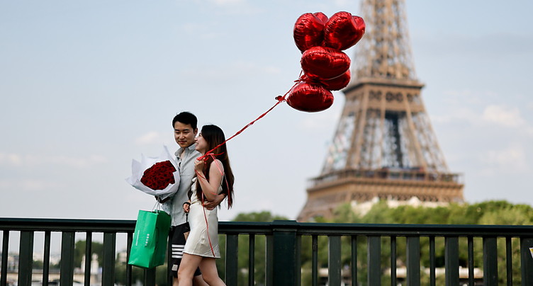 Paris: jugée dangereuse, la passerelle Bir Hakeim fermée au public