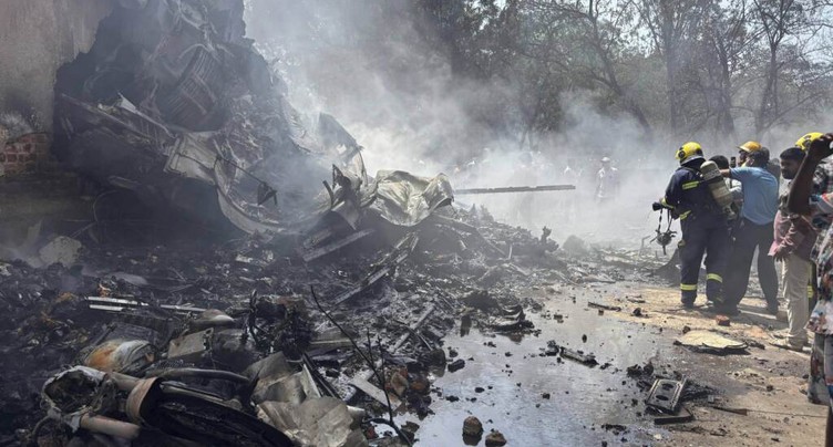 Crash aérien en Inde: 242 passagers et membres d'équipage à bord